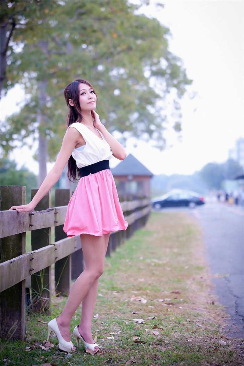 街拍大眼清纯校花大长腿