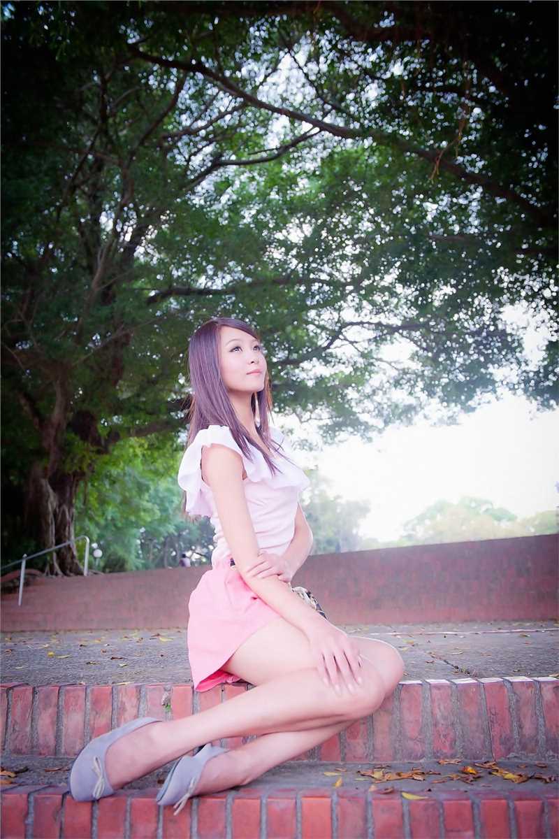 街拍大眼清纯校花大长腿