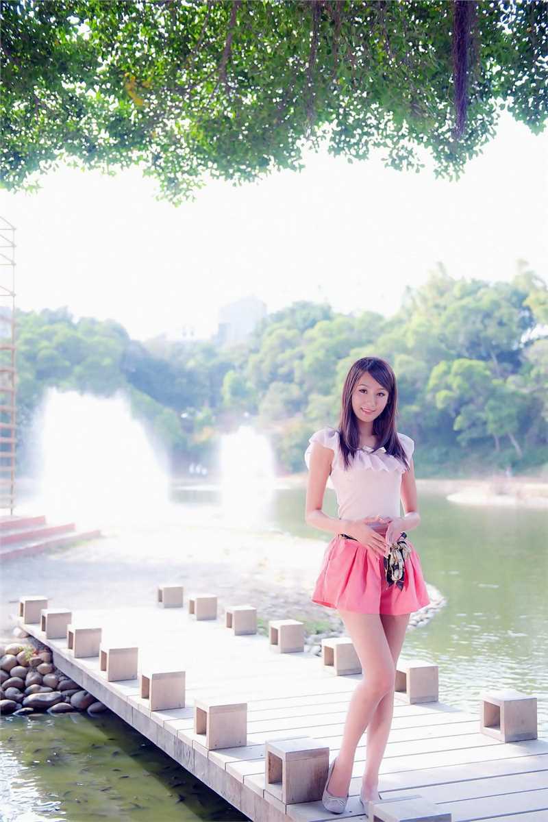 街拍大眼清纯校花大长腿