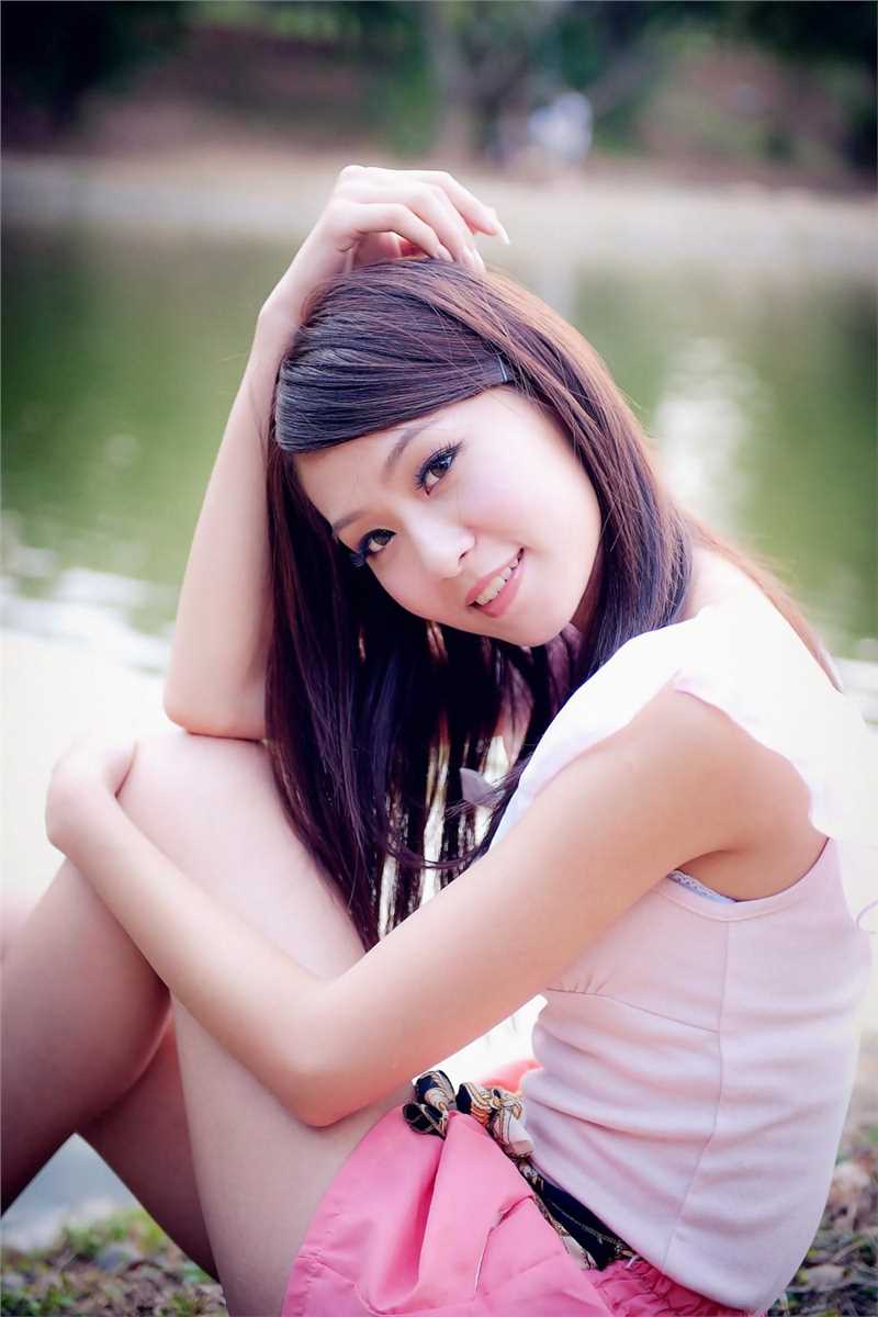 街拍大眼清纯校花大长腿