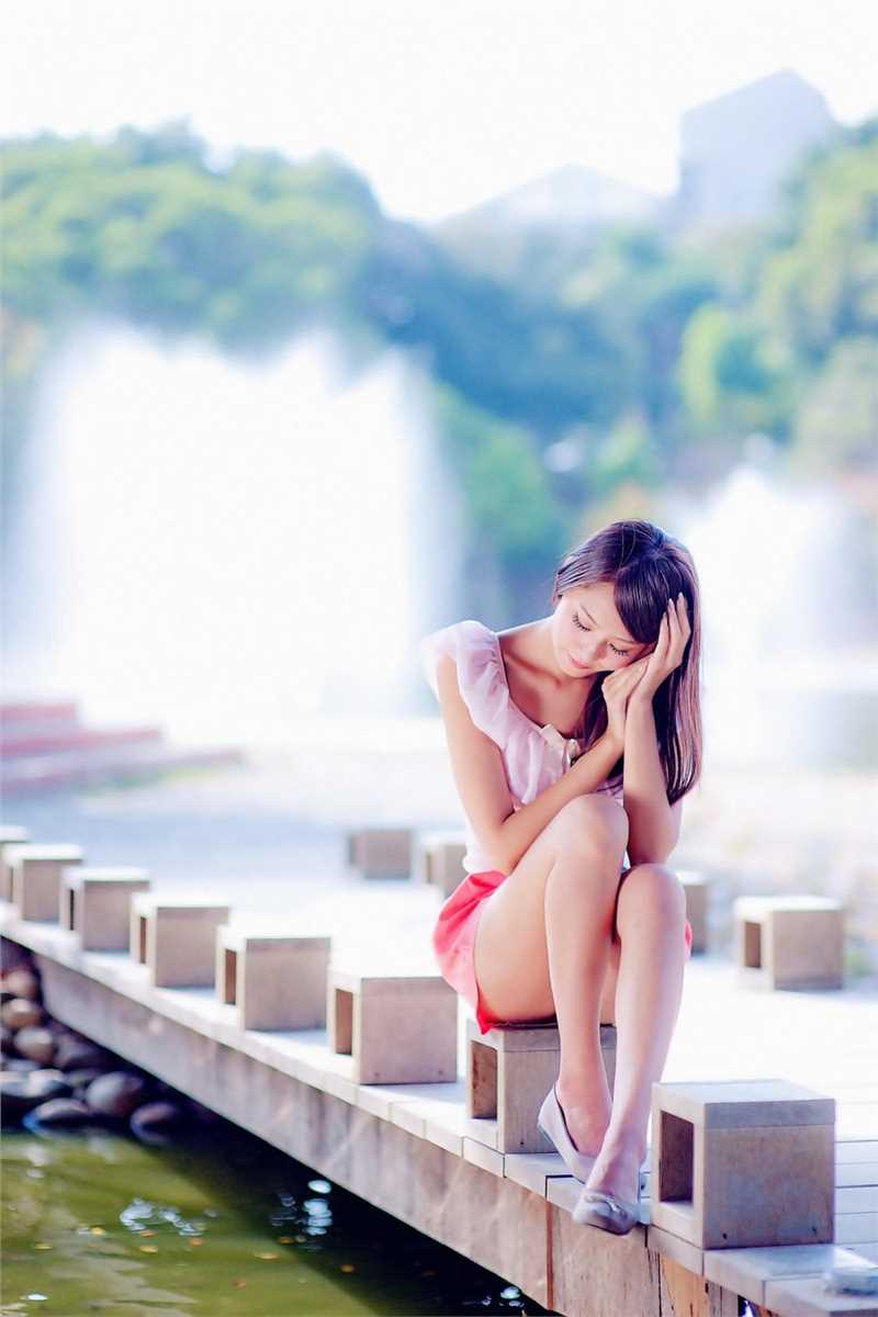 街拍大眼清纯校花大长腿