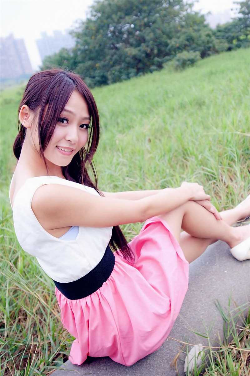 街拍大眼清纯校花大长腿