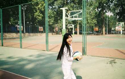 精选清纯美女宋伊人球场高清照图册