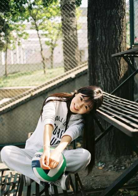 精选清纯美女宋伊人球场高清照图册