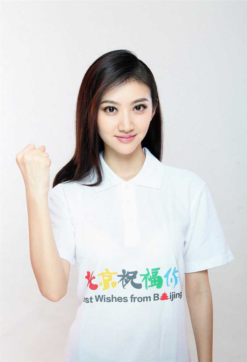 清纯白裙美女室内图