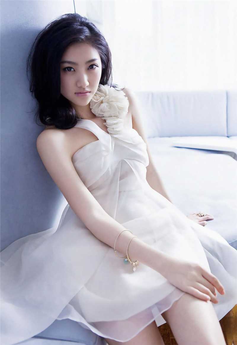 清纯白裙美女室内图