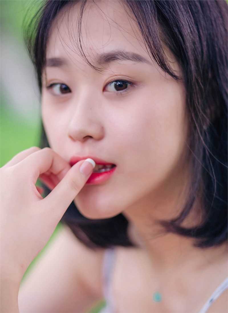 优质清纯短发美女户外拍摄相册