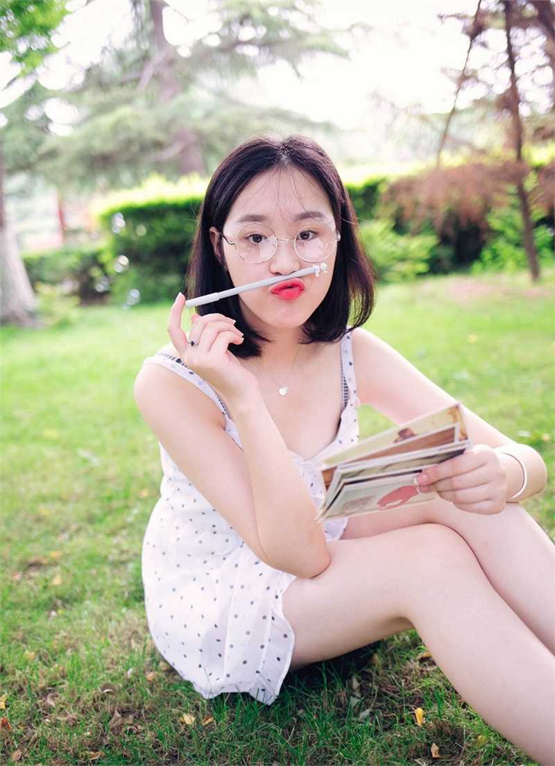 优质清纯短发美女户外拍摄相册