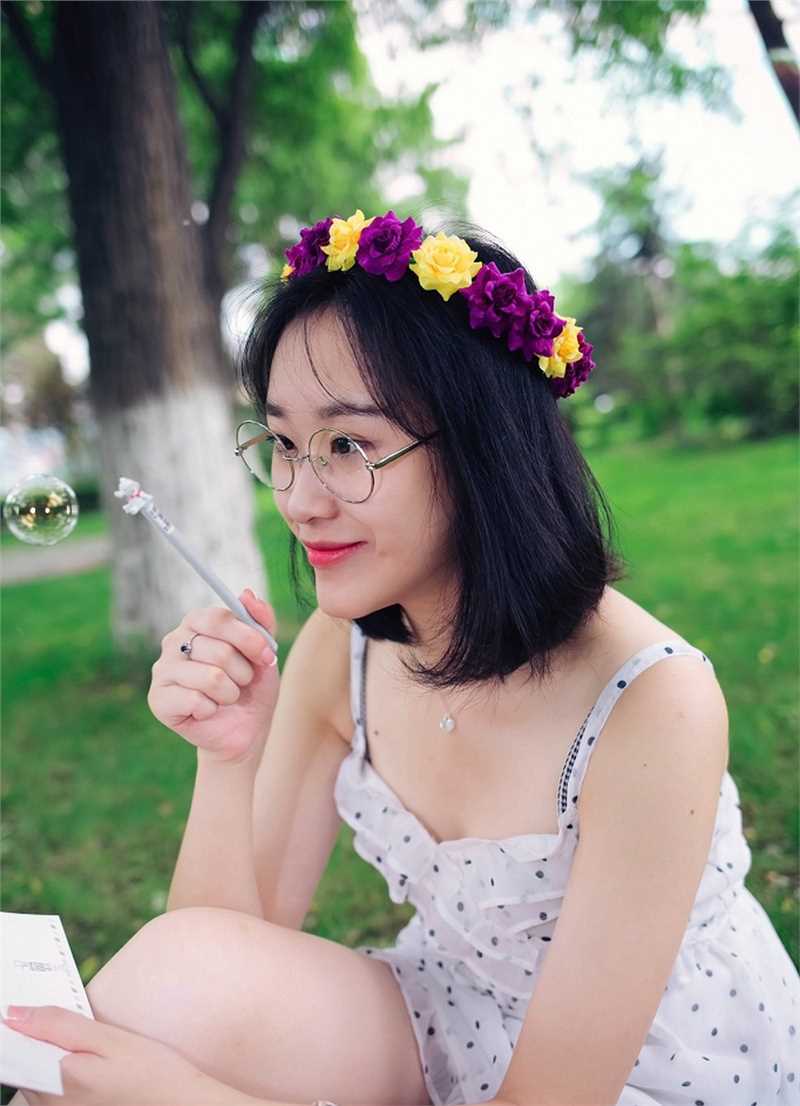 优质清纯短发美女户外拍摄相册