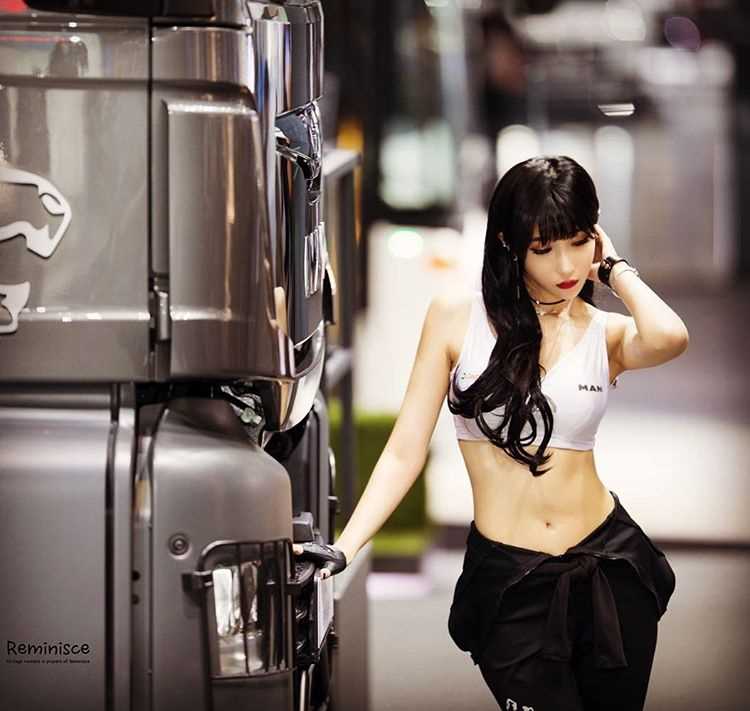 特别专辑短发车模柳智雅制服短裙大长腿迷人图片