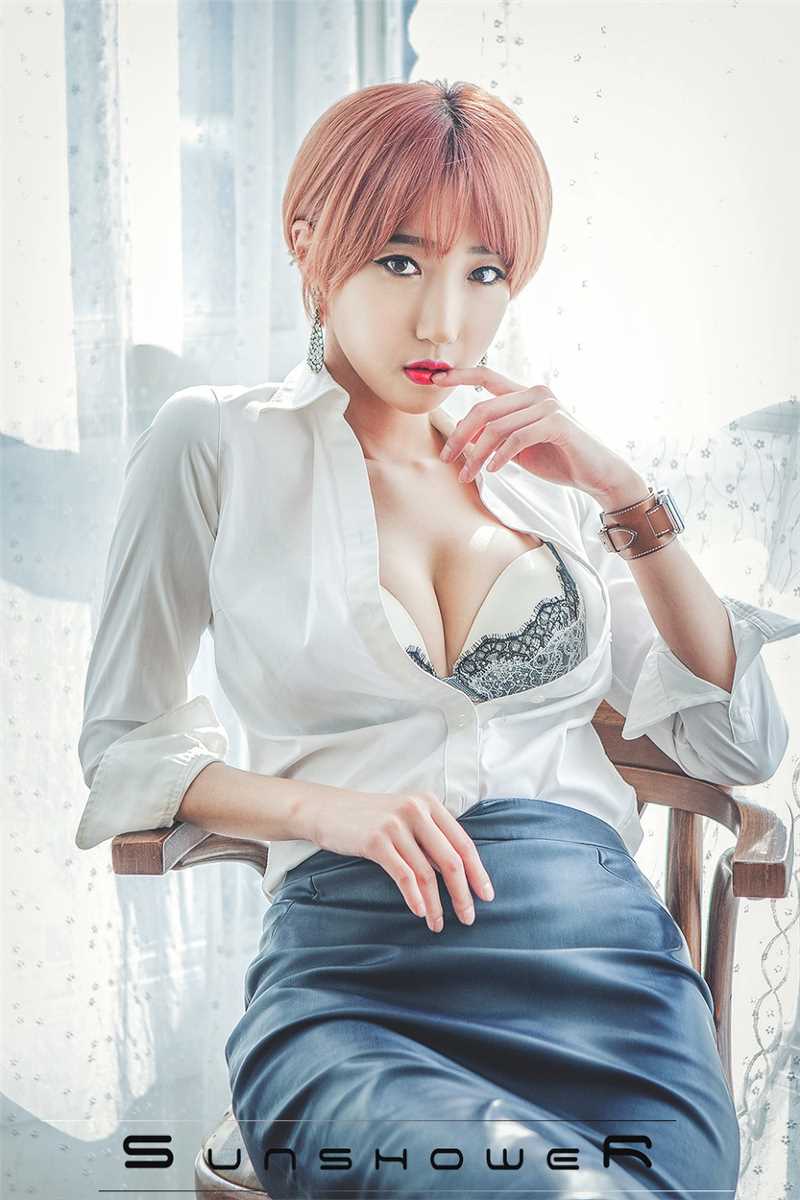 特别专辑短发车模柳智雅制服短裙大长腿迷人图片