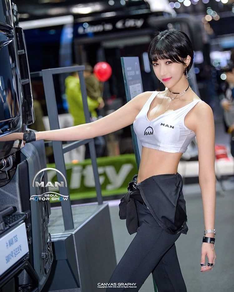 特别专辑短发车模柳智雅制服短裙大长腿迷人图片