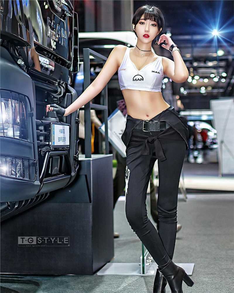 特别专辑短发车模柳智雅制服短裙大长腿迷人图片