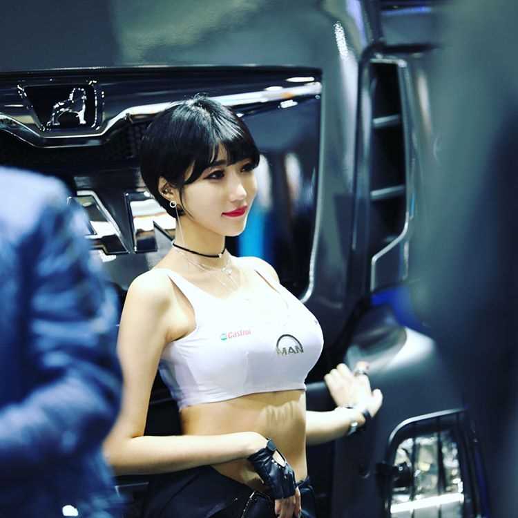 特别专辑短发车模柳智雅制服短裙大长腿迷人图片