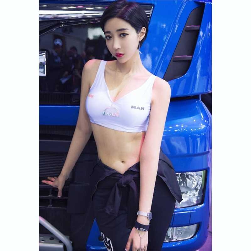 特别专辑短发车模柳智雅制服短裙大长腿迷人图片