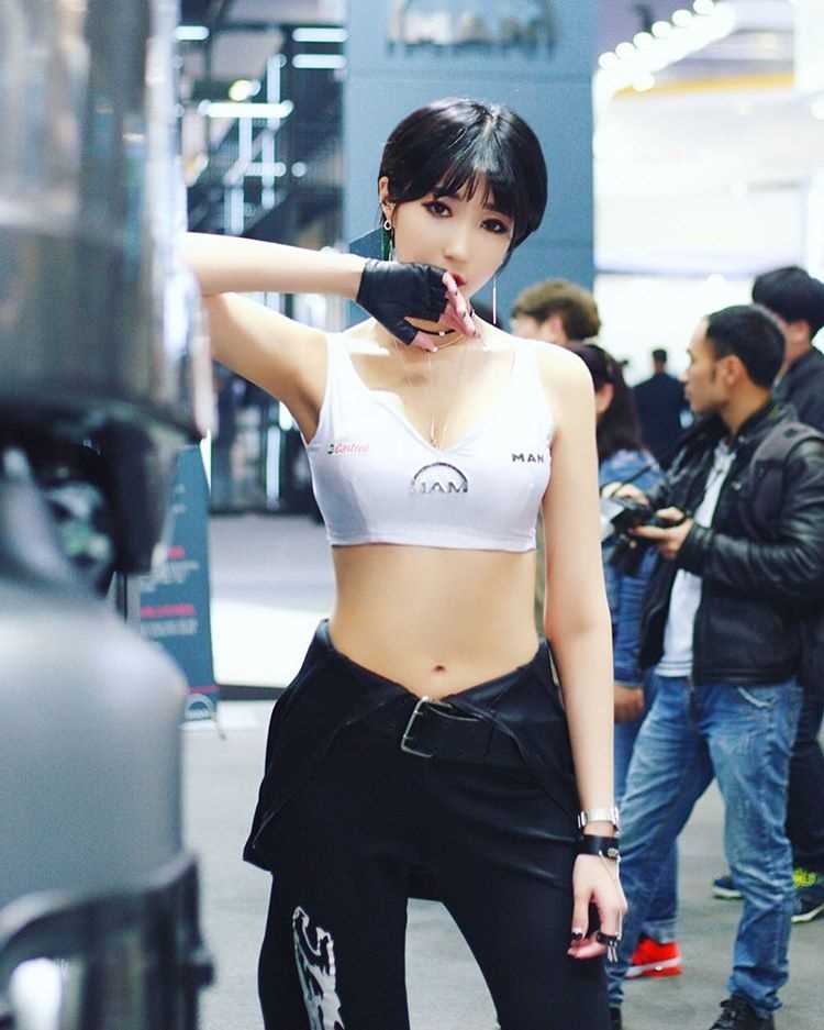 特别专辑短发车模柳智雅制服短裙大长腿迷人图片