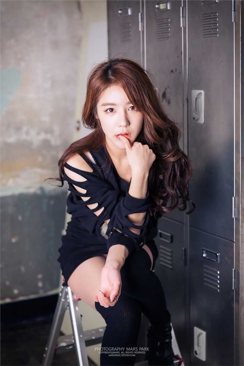 韩国美女车模金宝拉短裙迷人