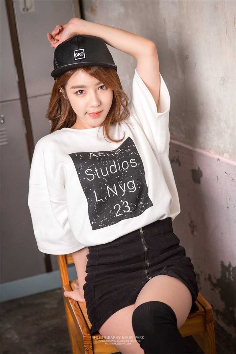 韩国美女车模金宝拉短裙迷人