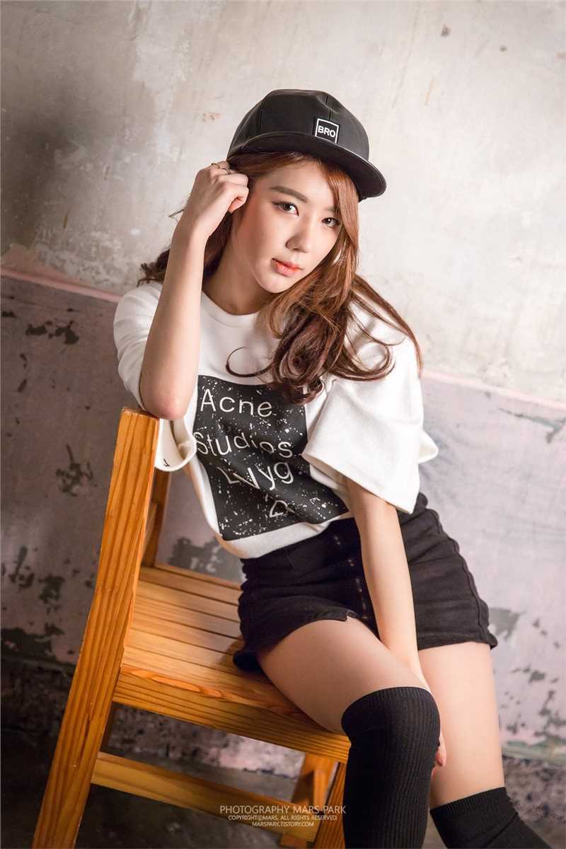 韩国美女车模金宝拉短裙迷人