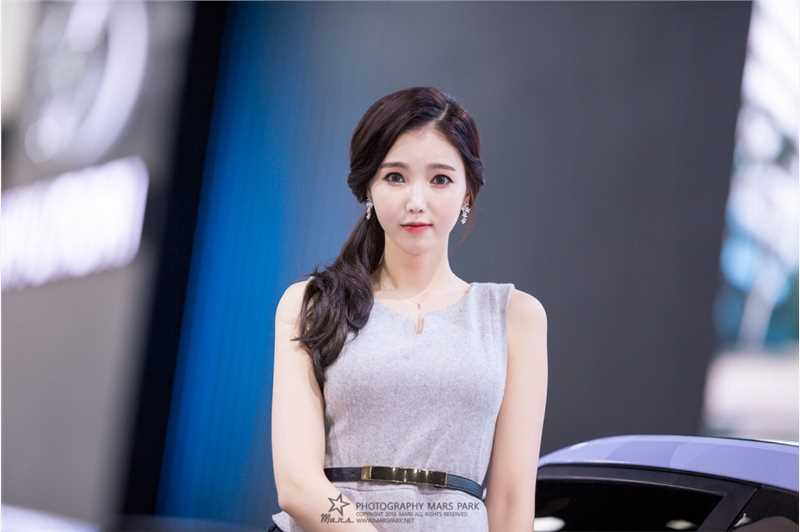 韩国美女车模金宝拉短裙迷人