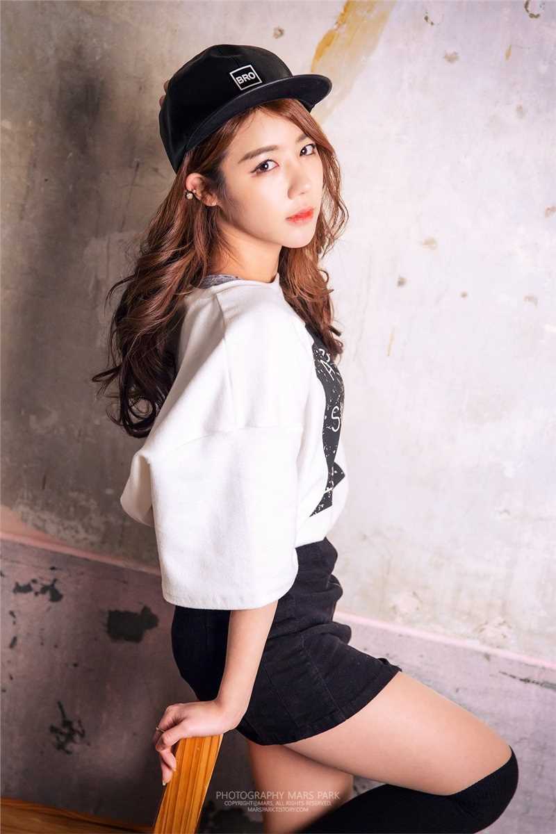 韩国美女车模金宝拉短裙迷人