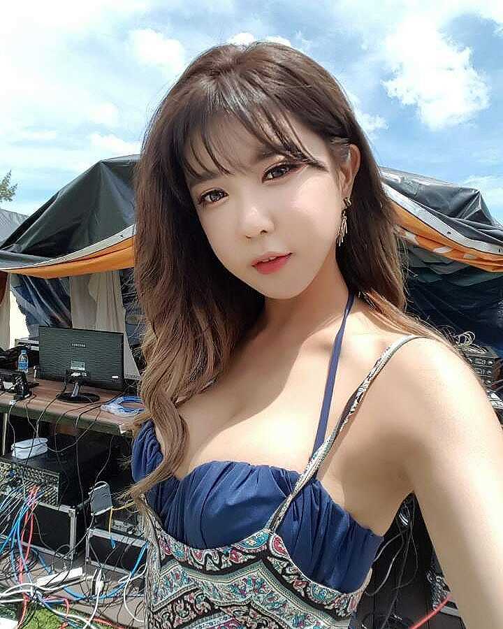 特别专辑韩国美女车模许允美高清美图照图片