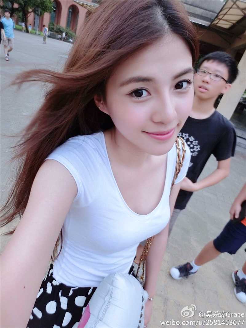 最新台湾著名车模吴采臻Grace微博图片合辑壁纸