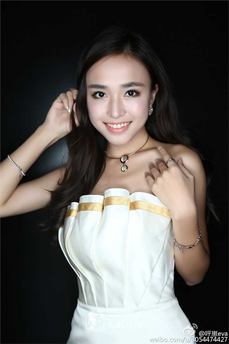 高清美女车模特呼崽Eva外拍图片图集