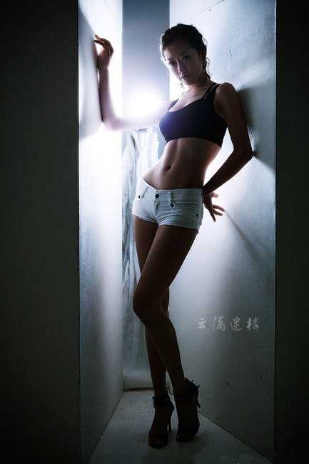 优质韩国丰韵美腿车模郑丽珍性感妩媚写真相册