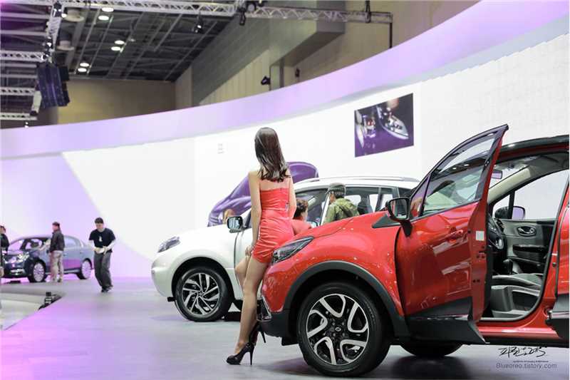 精选韩国靓丽车模性感红裙车展图册