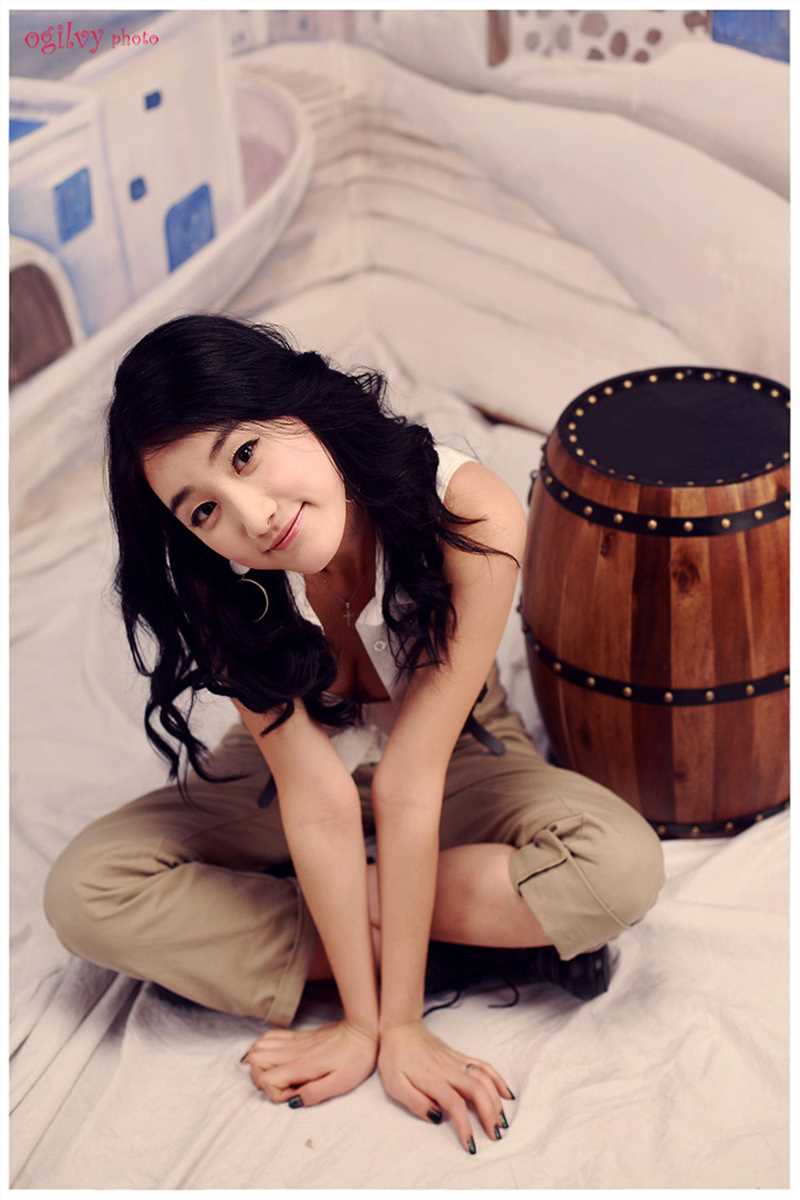 高清韩国赛车模特崔之香室内时尚大片图集