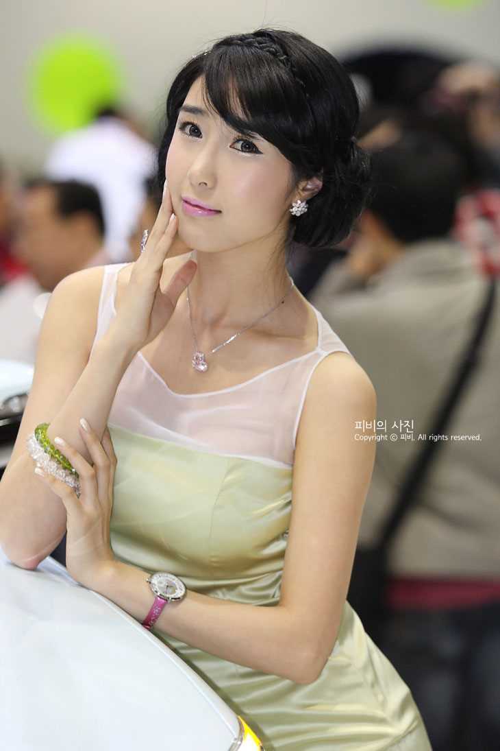 精选韩国可爱车模高清迷人图册