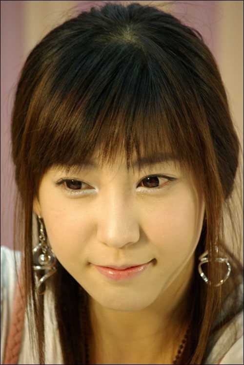 高清韩国车模酥胸性感图册