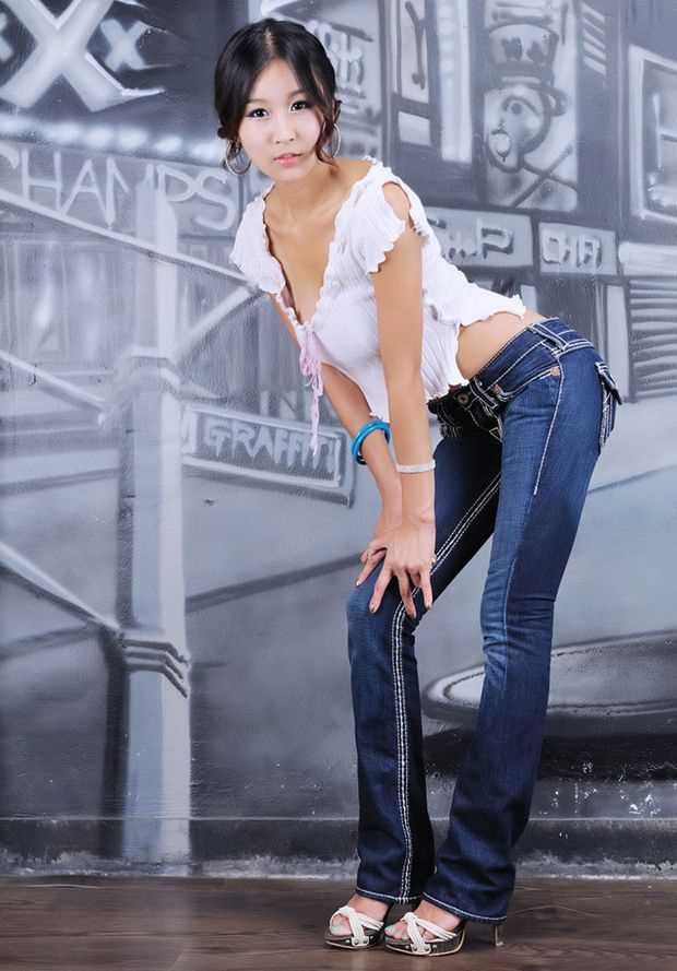 优质韩国车模私房秀美胸诱人写真相册