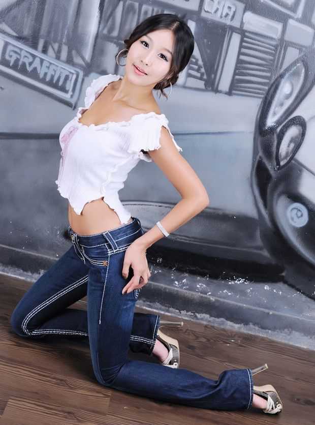 优质韩国车模私房秀美胸诱人写真相册