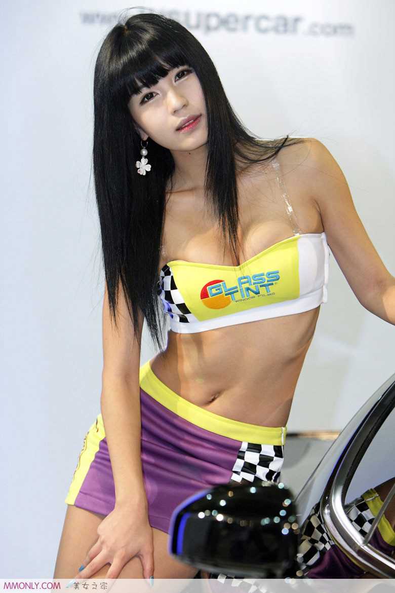 韩国车模朴诗贤性感酥胸迷人