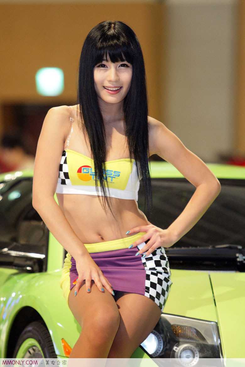 韩国车模朴诗贤性感酥胸迷人