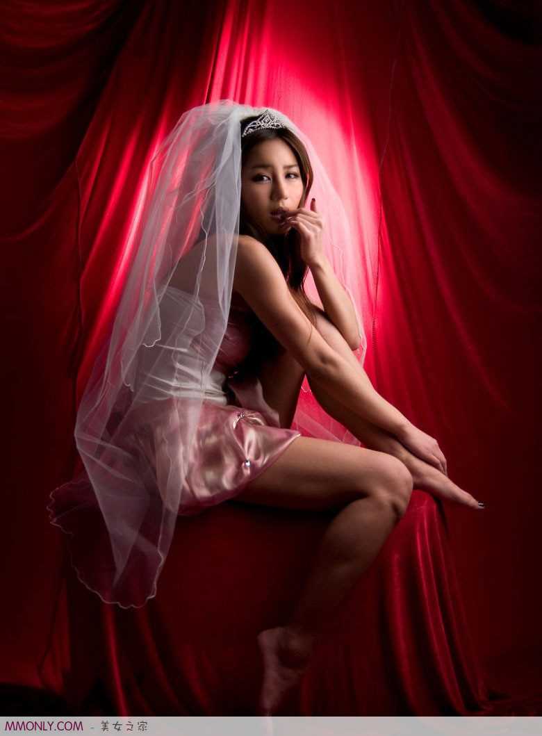 韩国车模朴诗贤性感酥胸迷人