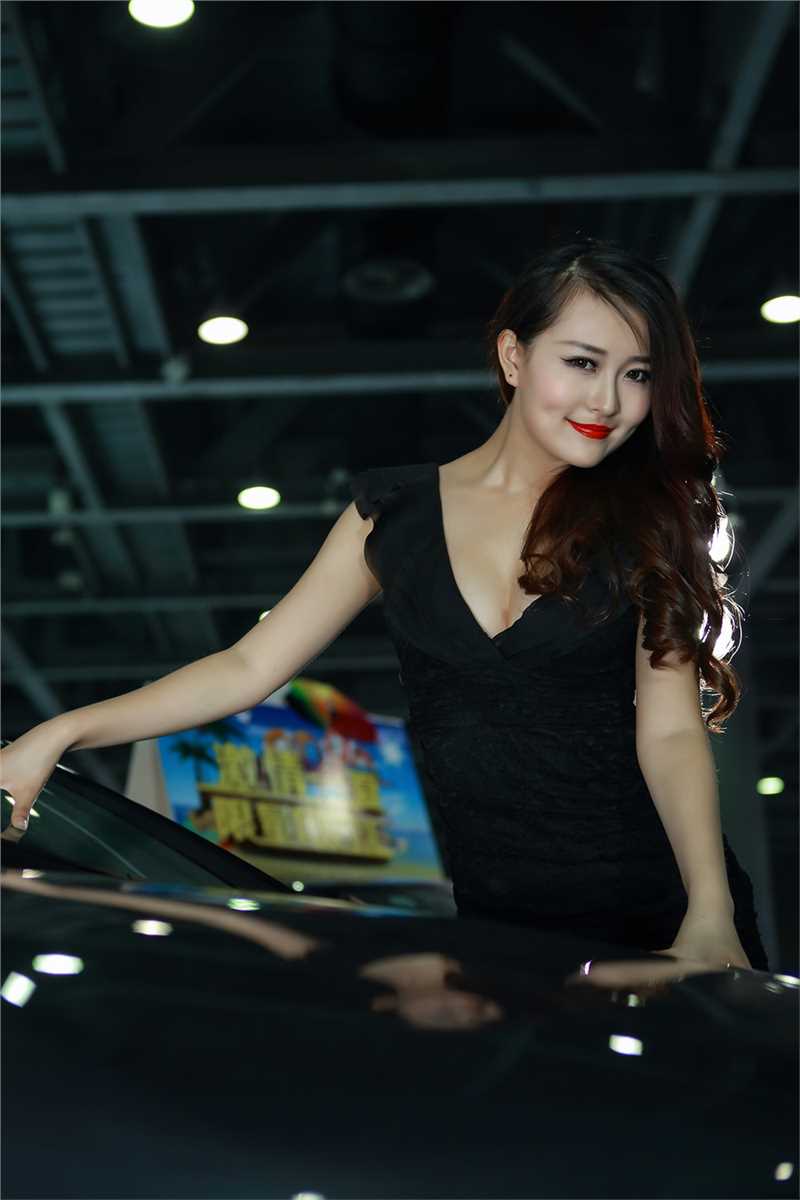 特别专辑红唇车模室内性感图片