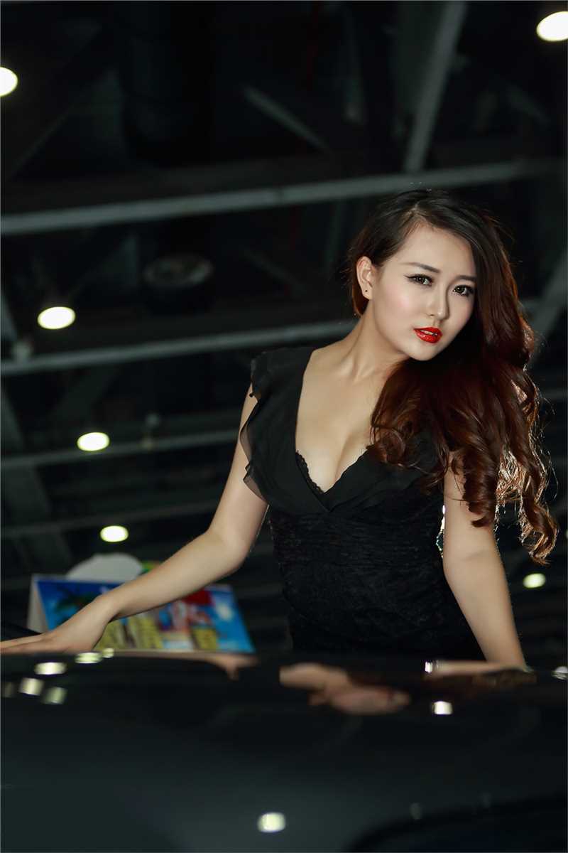 特别专辑红唇车模室内性感图片