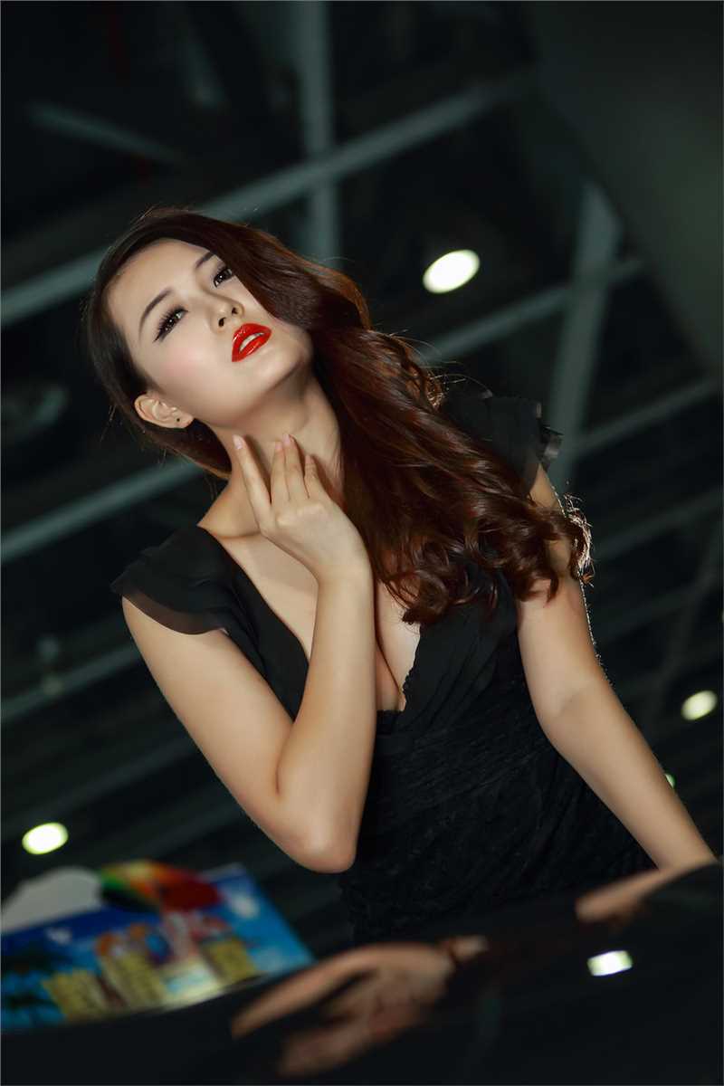 特别专辑红唇车模室内性感图片