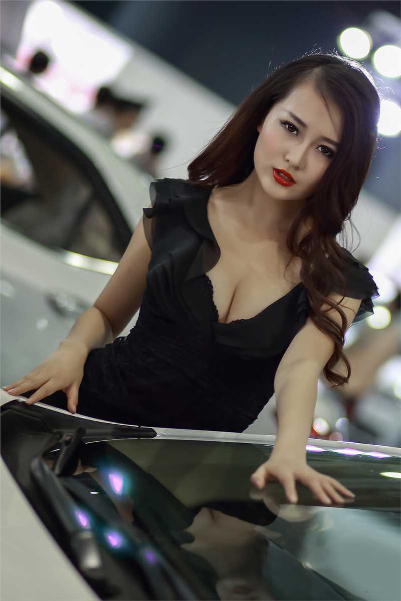 特别专辑红唇车模室内性感图片