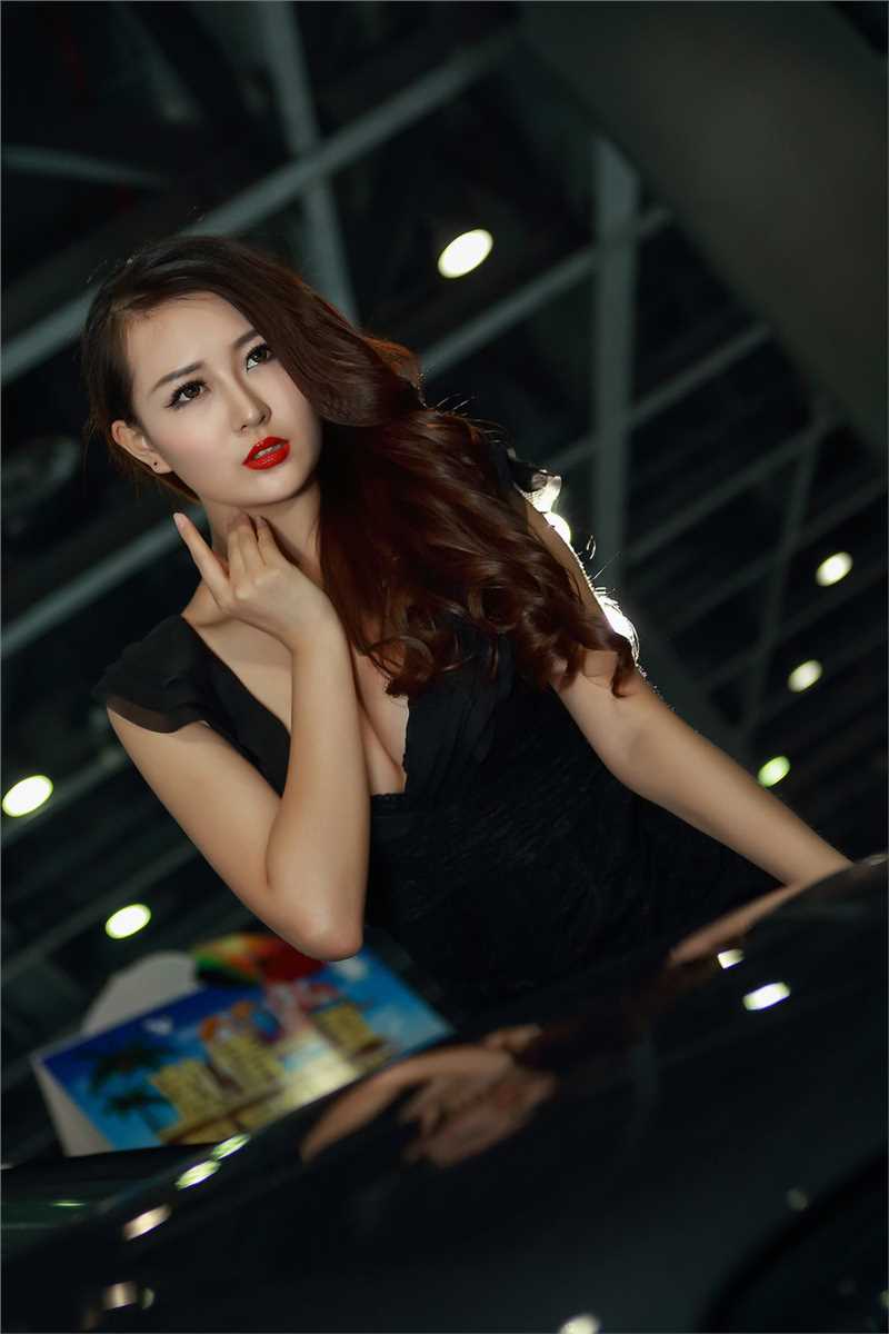 特别专辑红唇车模室内性感图片