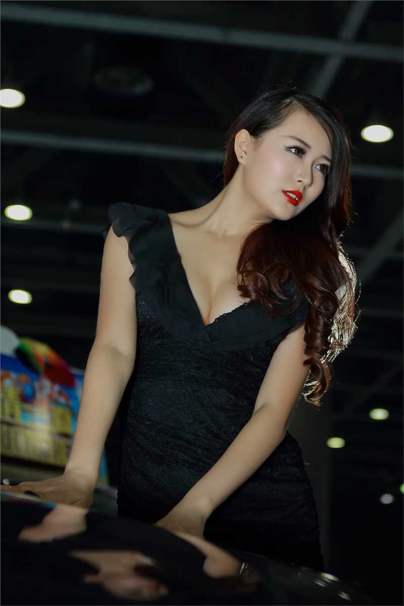 特别专辑红唇车模室内性感图片