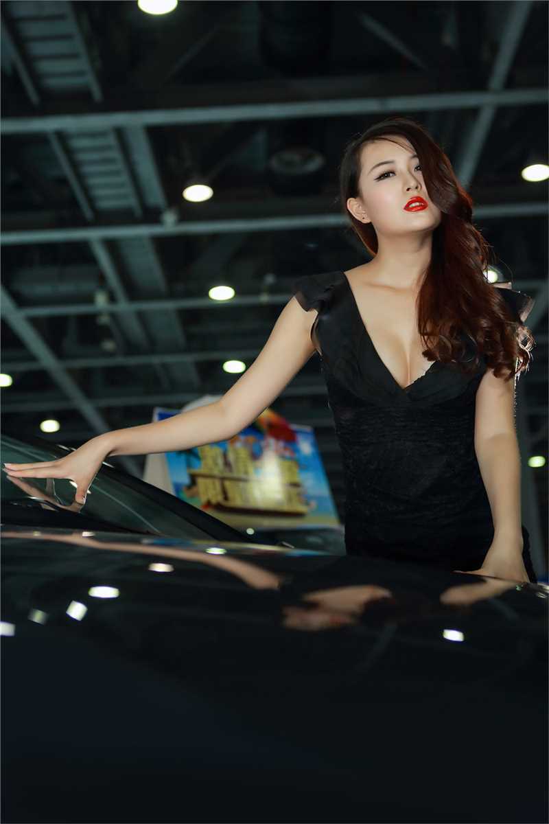 特别专辑红唇车模室内性感图片