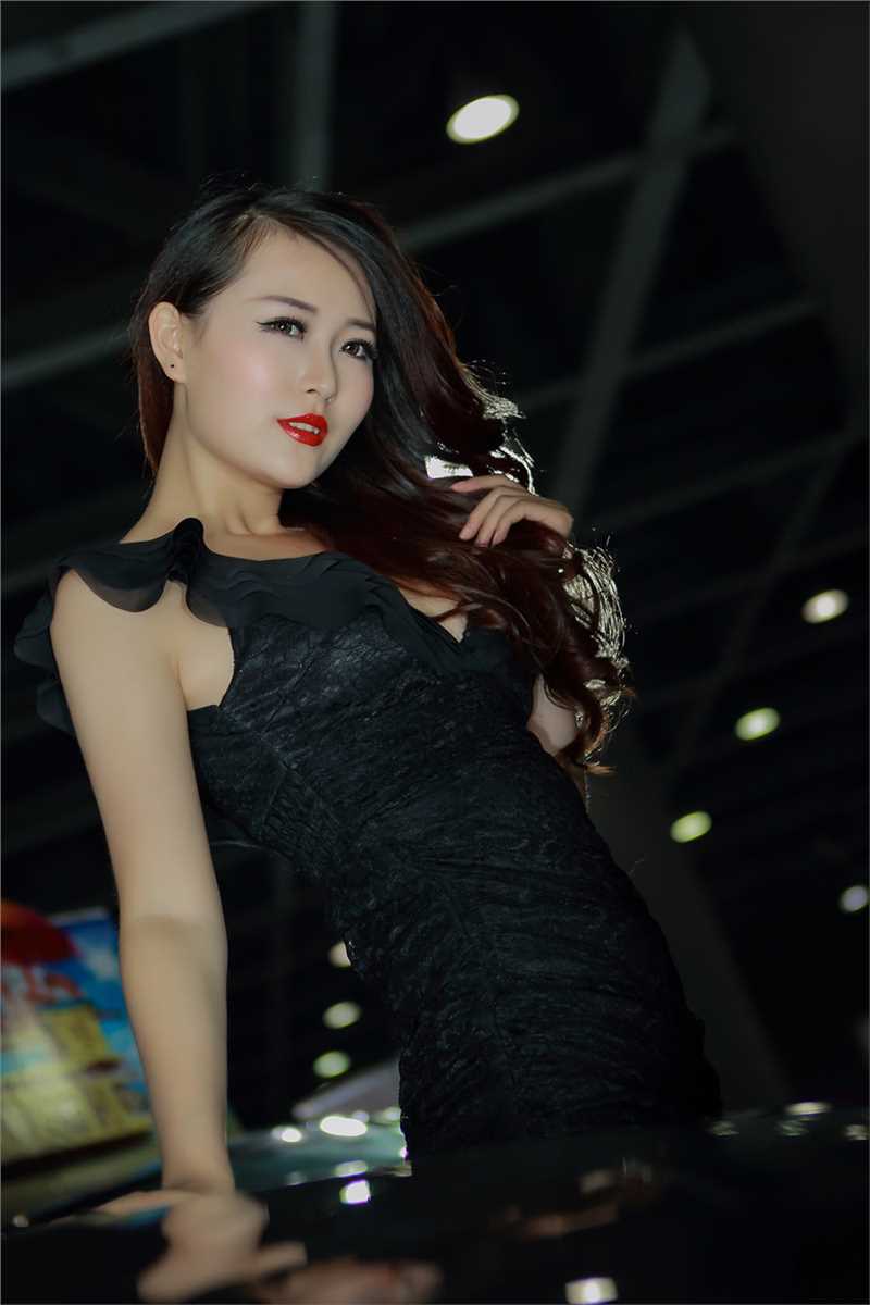 特别专辑红唇车模室内性感图片