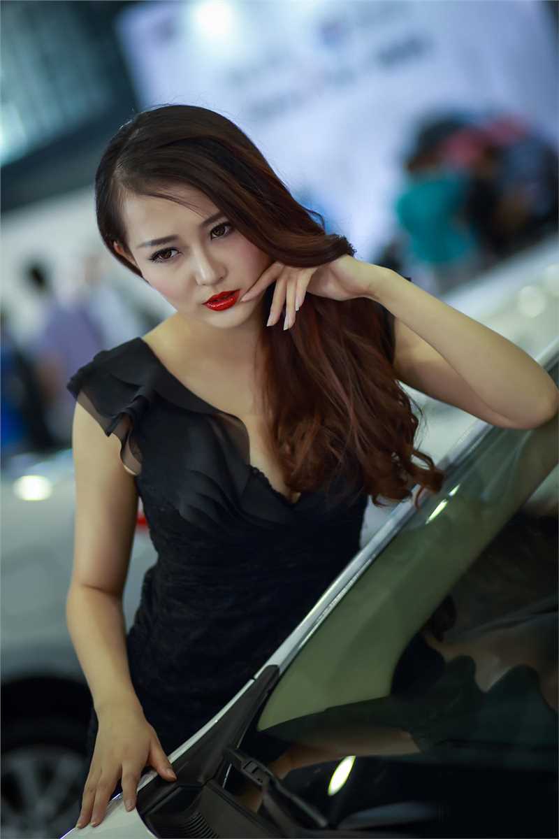 特别专辑红唇车模室内性感图片