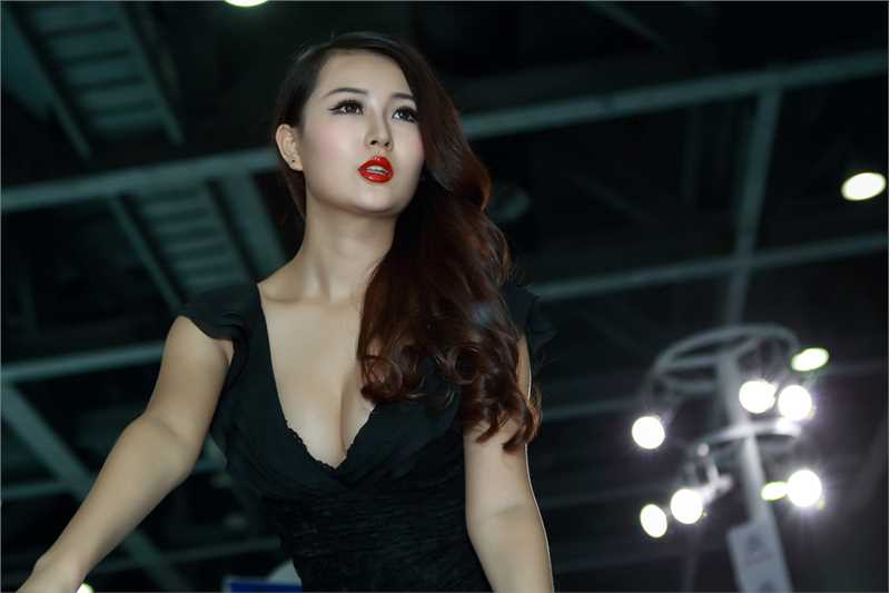 特别专辑红唇车模室内性感图片