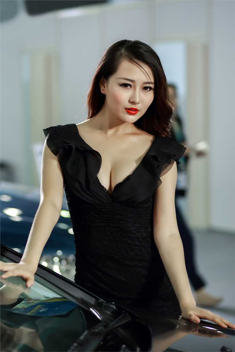 特别专辑红唇车模室内性感图片