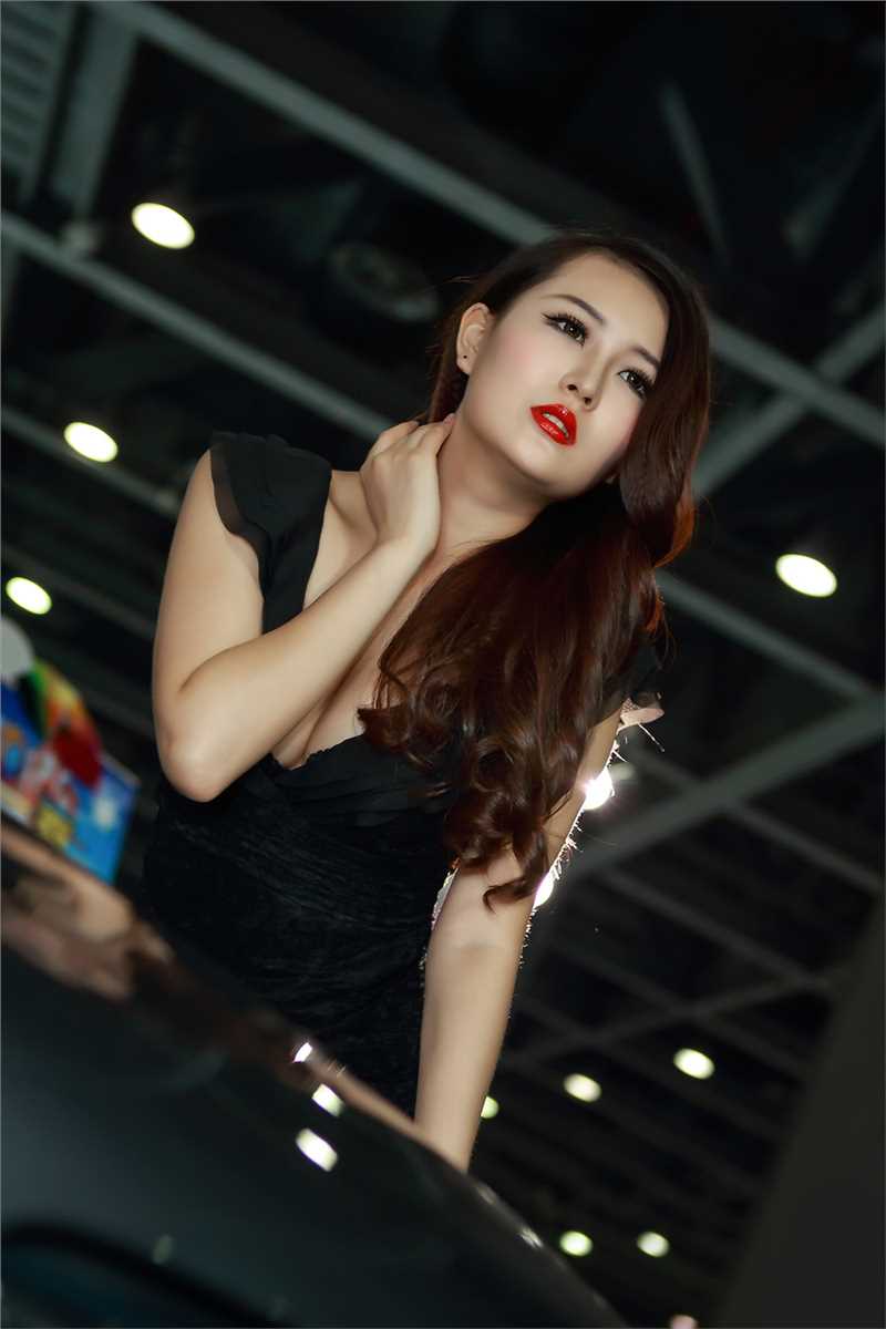 特别专辑红唇车模室内性感图片